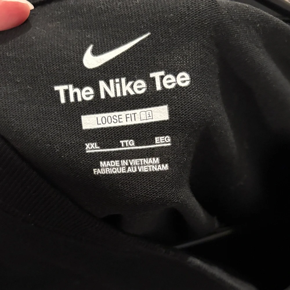 Nike Black Short Sleeve Men's Tee - Picture 2 of 4